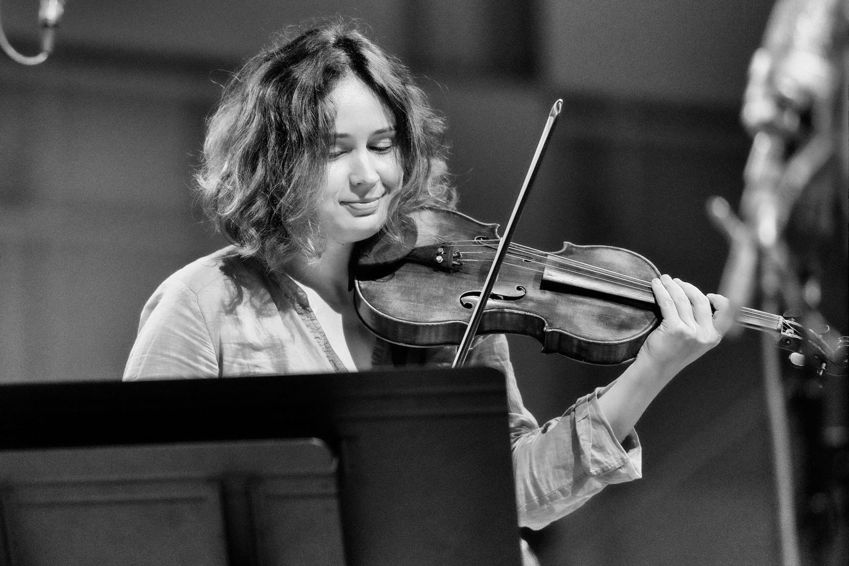 Patrica Kopatchinskaja playing the violin.