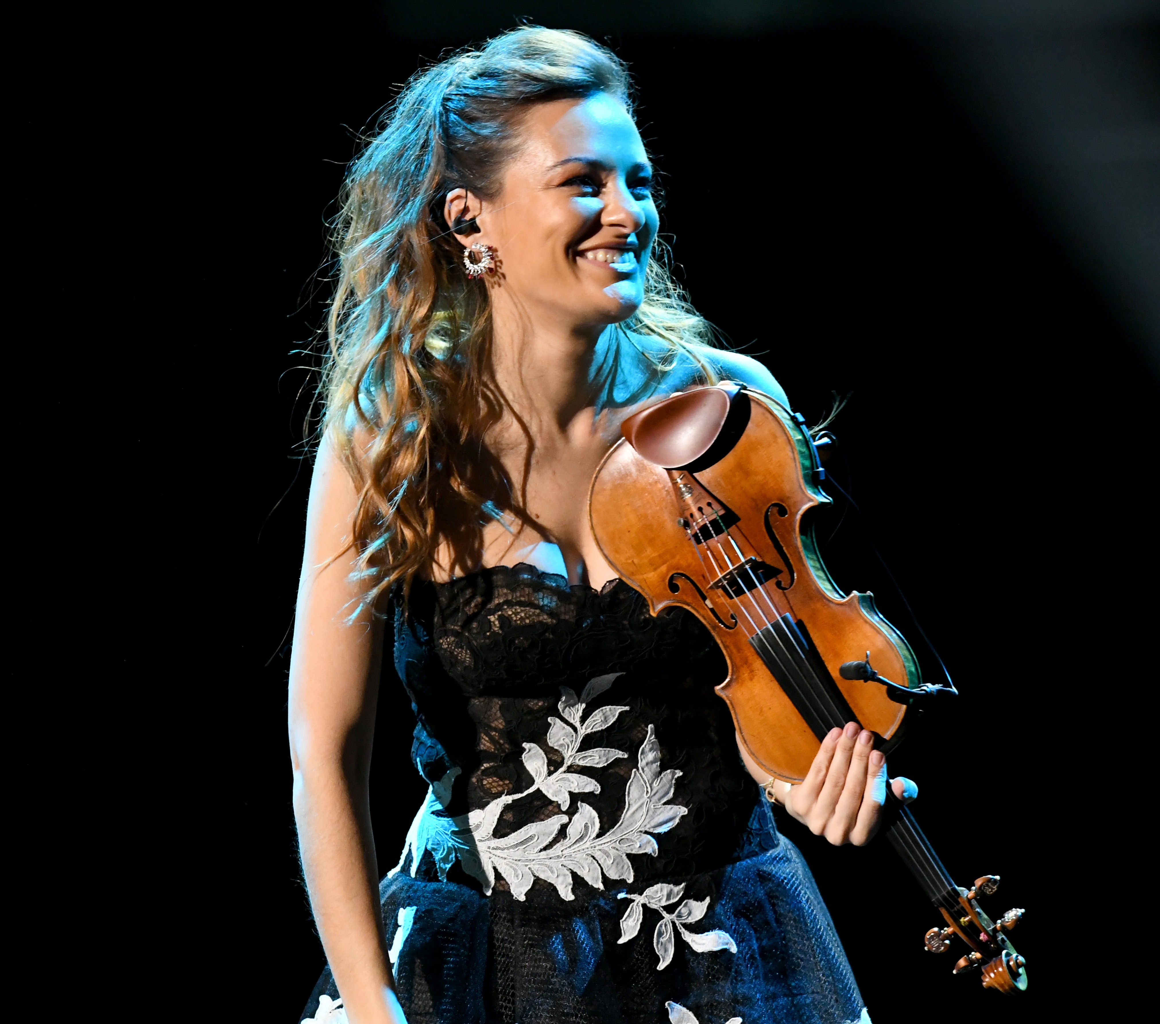 Nicola Benedetti performing with a violin at the 62nd Annual Grammy Awards Premiere Ceremony.